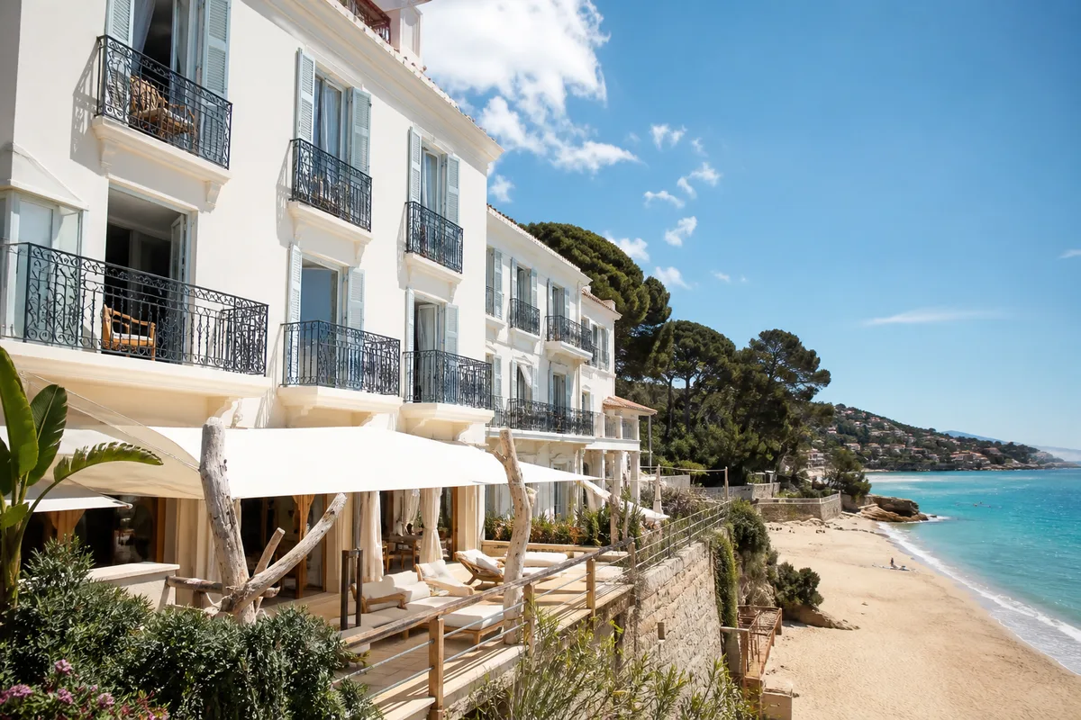 Façade d’un hôtel de bord de mer avec balcons donnant sur la Méditerranée